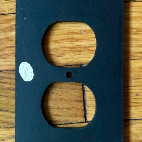 Cheetah wood painted outlet plate, new with box - Picture 2 of 2